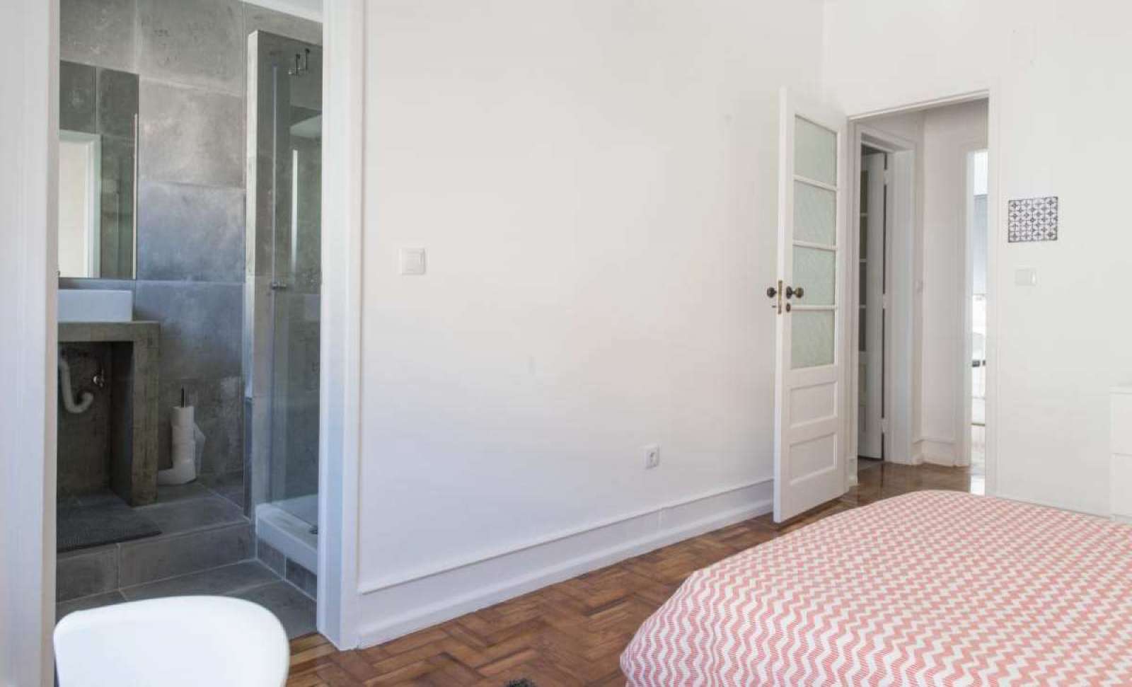 Double Bed in Rooms for rent in 5-bedroom apartment in Areeiro