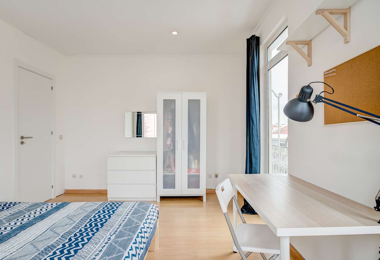 Double Bed in Rooms for rent in 6-bedroom apartment in Penha de França