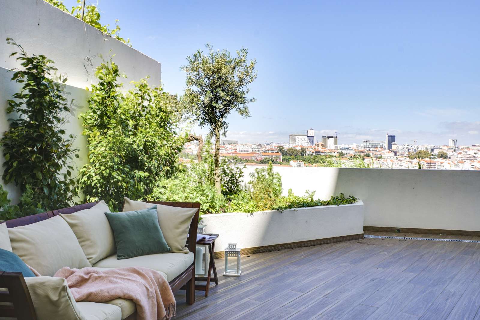 Chic 3-bedroom apartment for rent close to Feira da Ladra in Penha de França