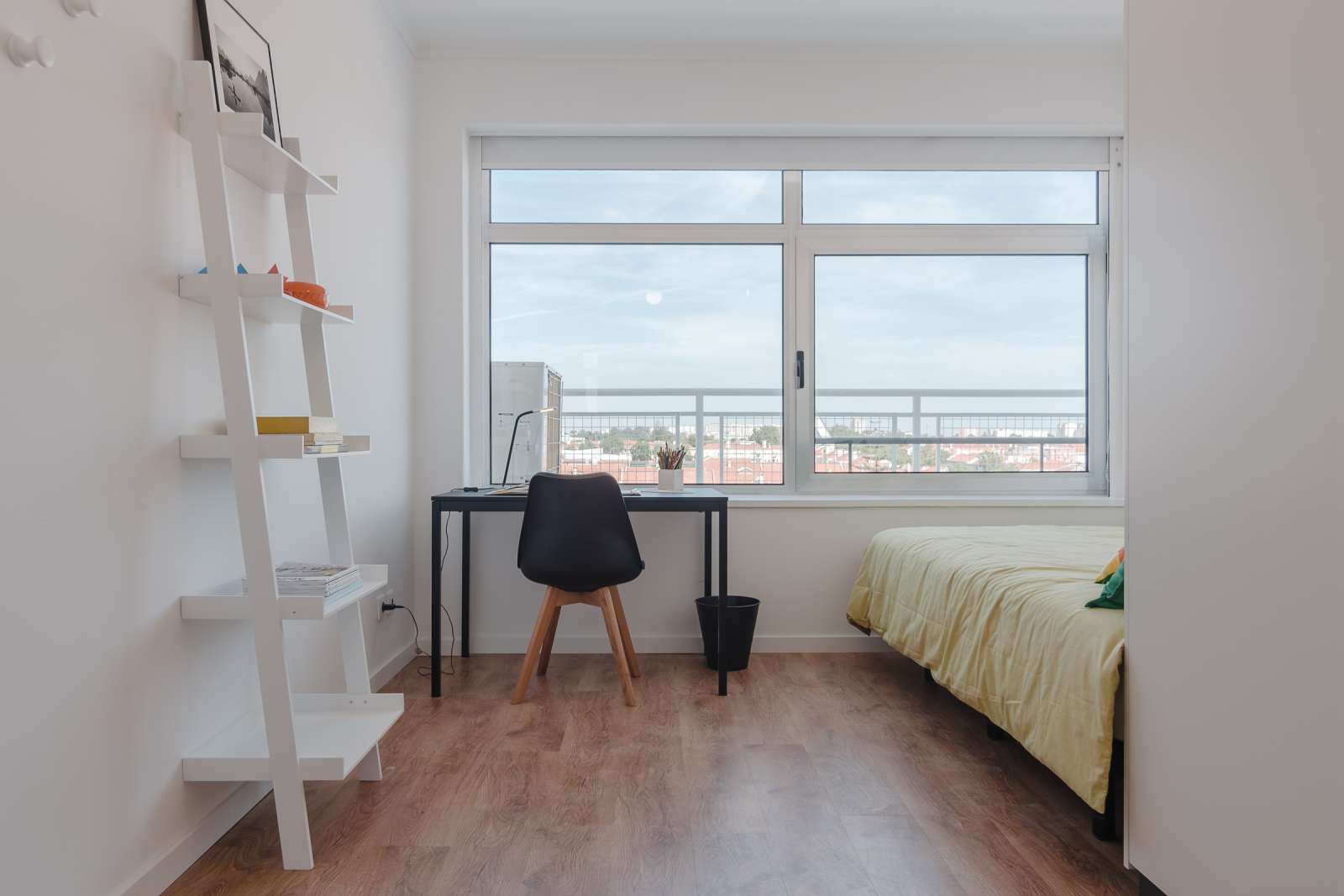 Double bed in Rooms for rent in student residence near ISCTE Lisbon University Institute in Alvalade