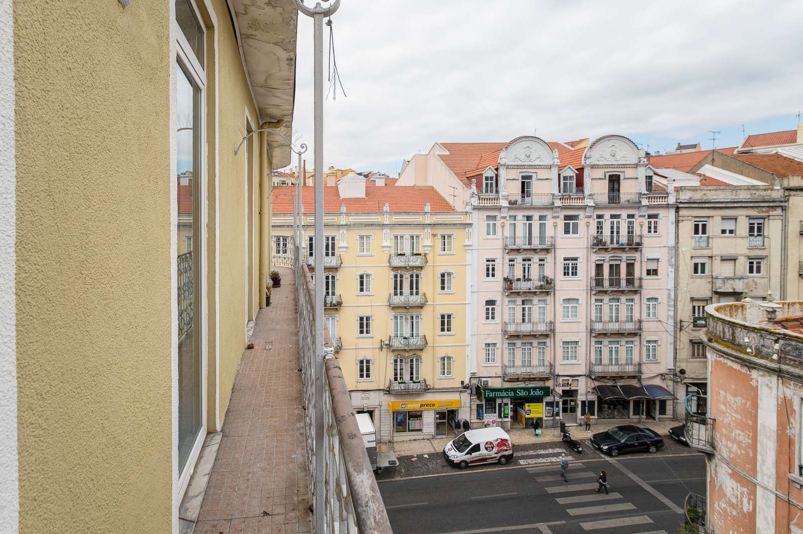 Double Bed in Rooms for rent in 6-bedroom apartment in Penha de França