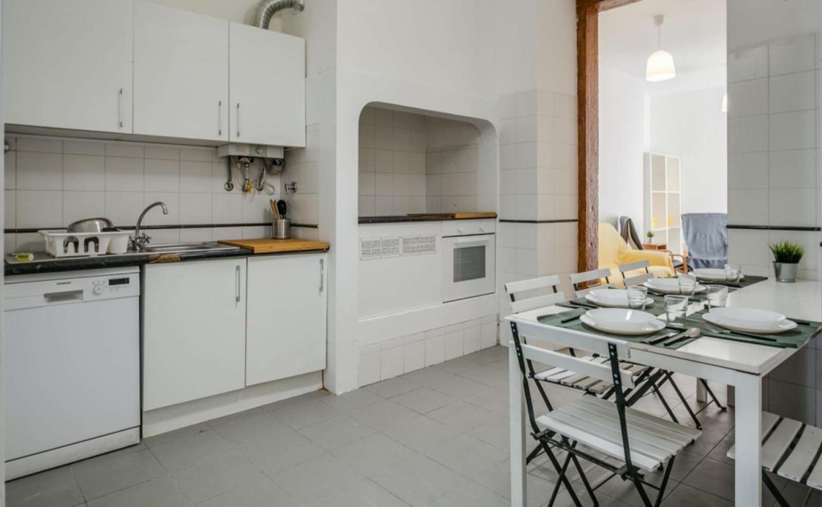 Double bed in Rooms for rent in 8-bedroom apartment near universities in Misericórdia