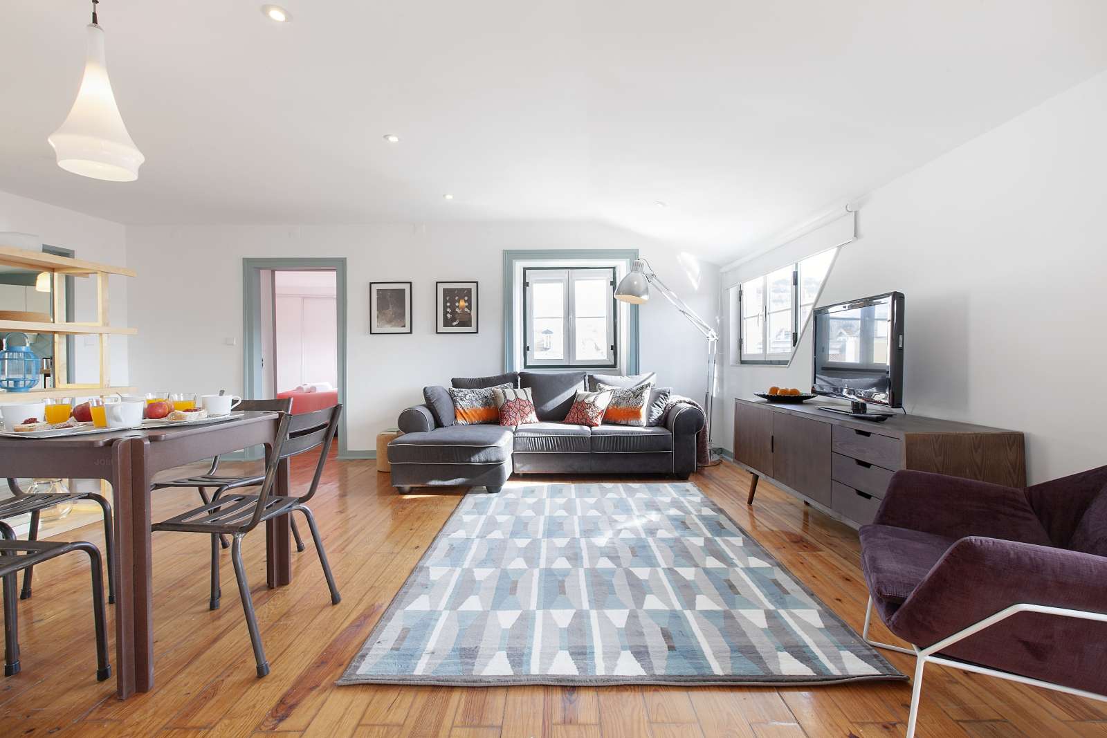 Large and Sunny Room For Rent In Amadora