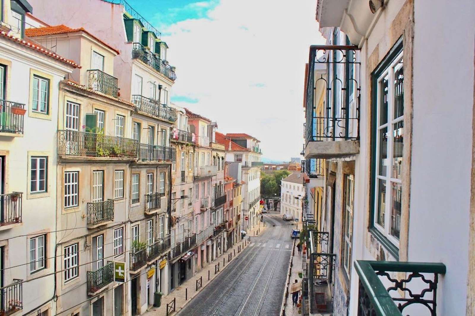 Spacious 2-bedroom apartment for rent in Estrela and Lapa