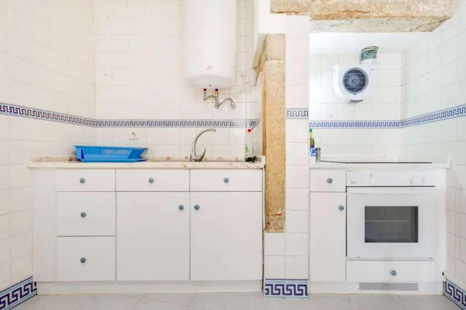 Colorful 2-bedroom apartment for rent near Teatro Taborda in Mouraria