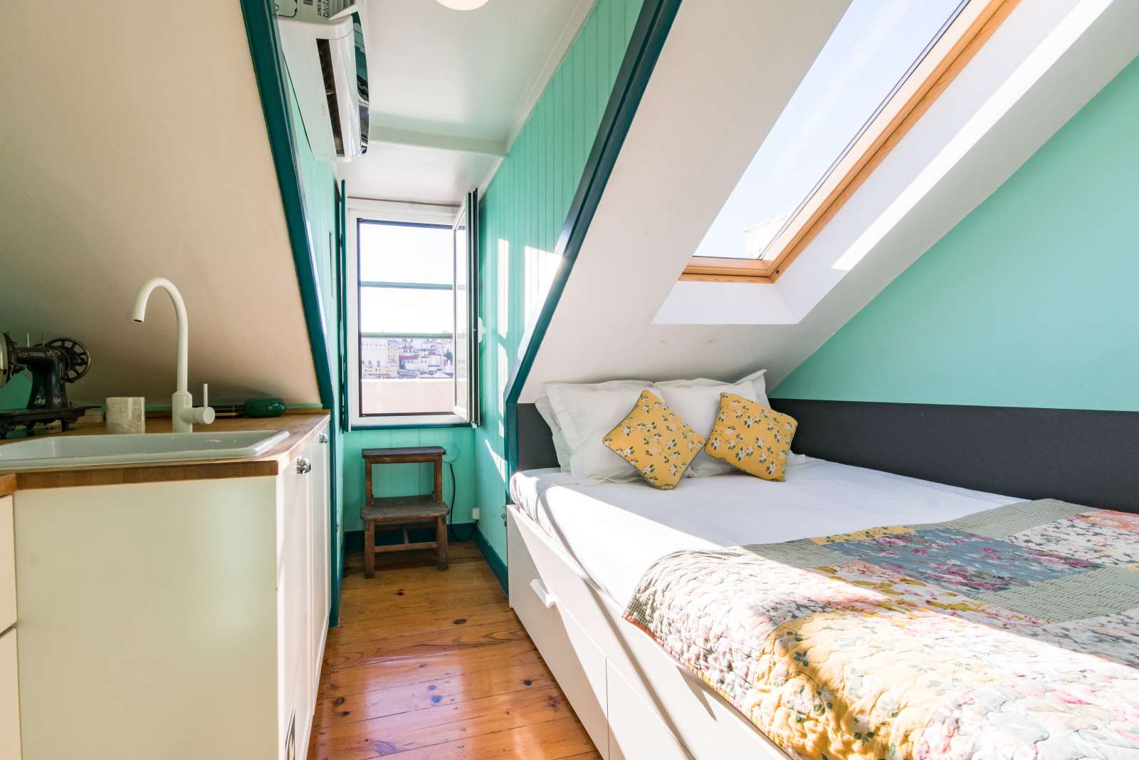 Impressive studio apartment for rent close to Figueira Square in Arroios