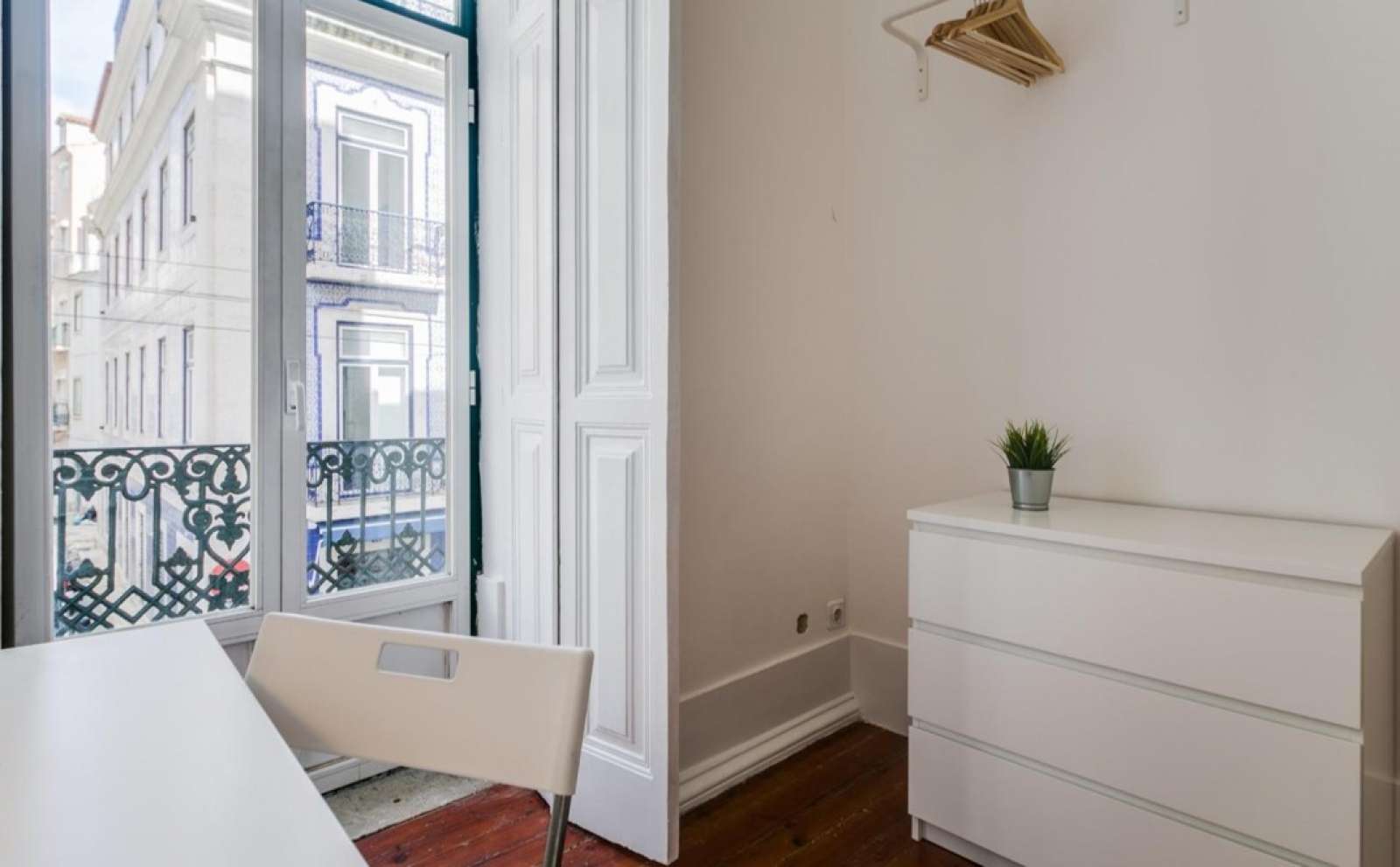 Double bed in Rooms for rent in 8-bedroom apartment near universities in Misericórdia