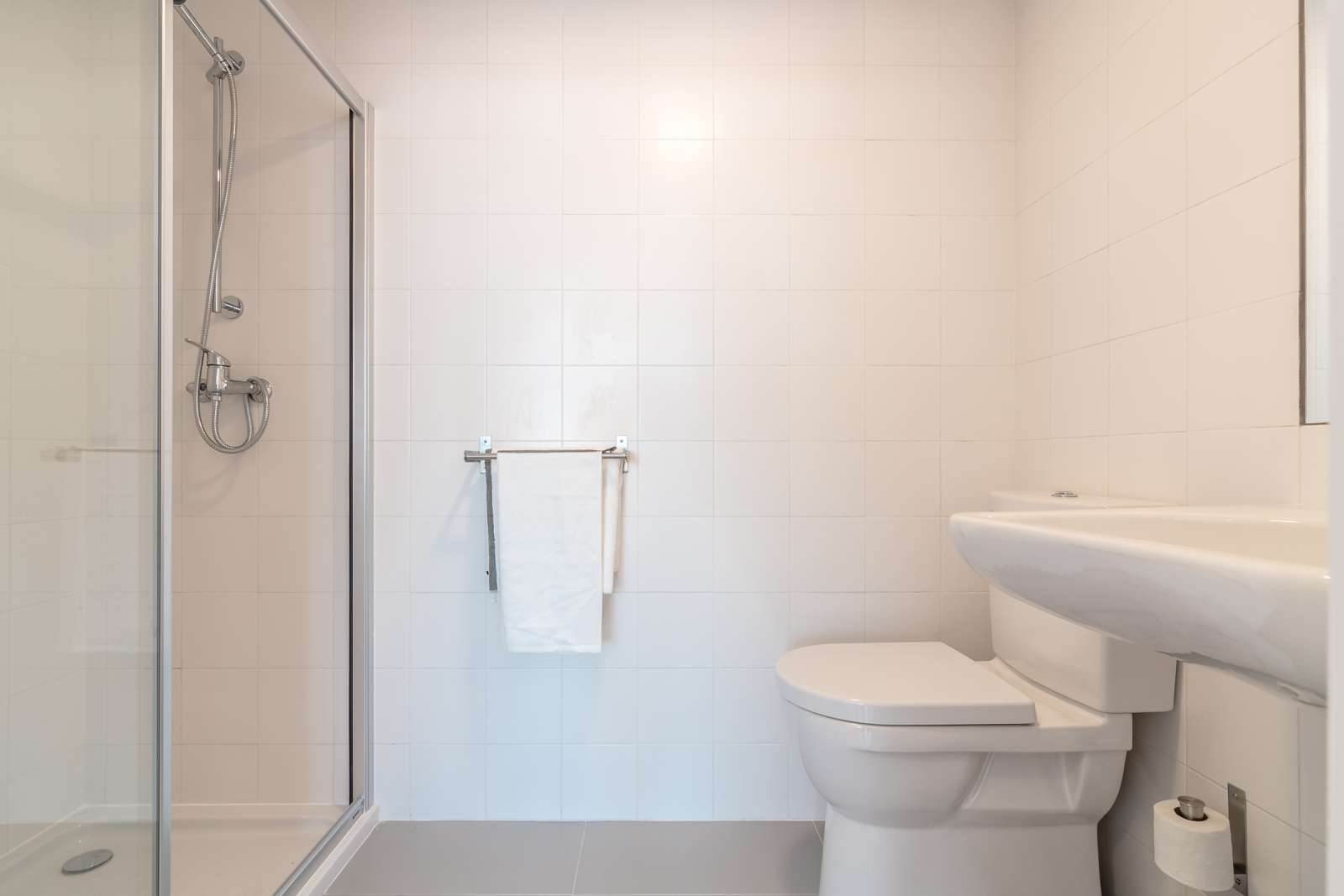 Double bed in Rooms for rent in student residence near ISCTE Lisbon University Institute in Alvalade