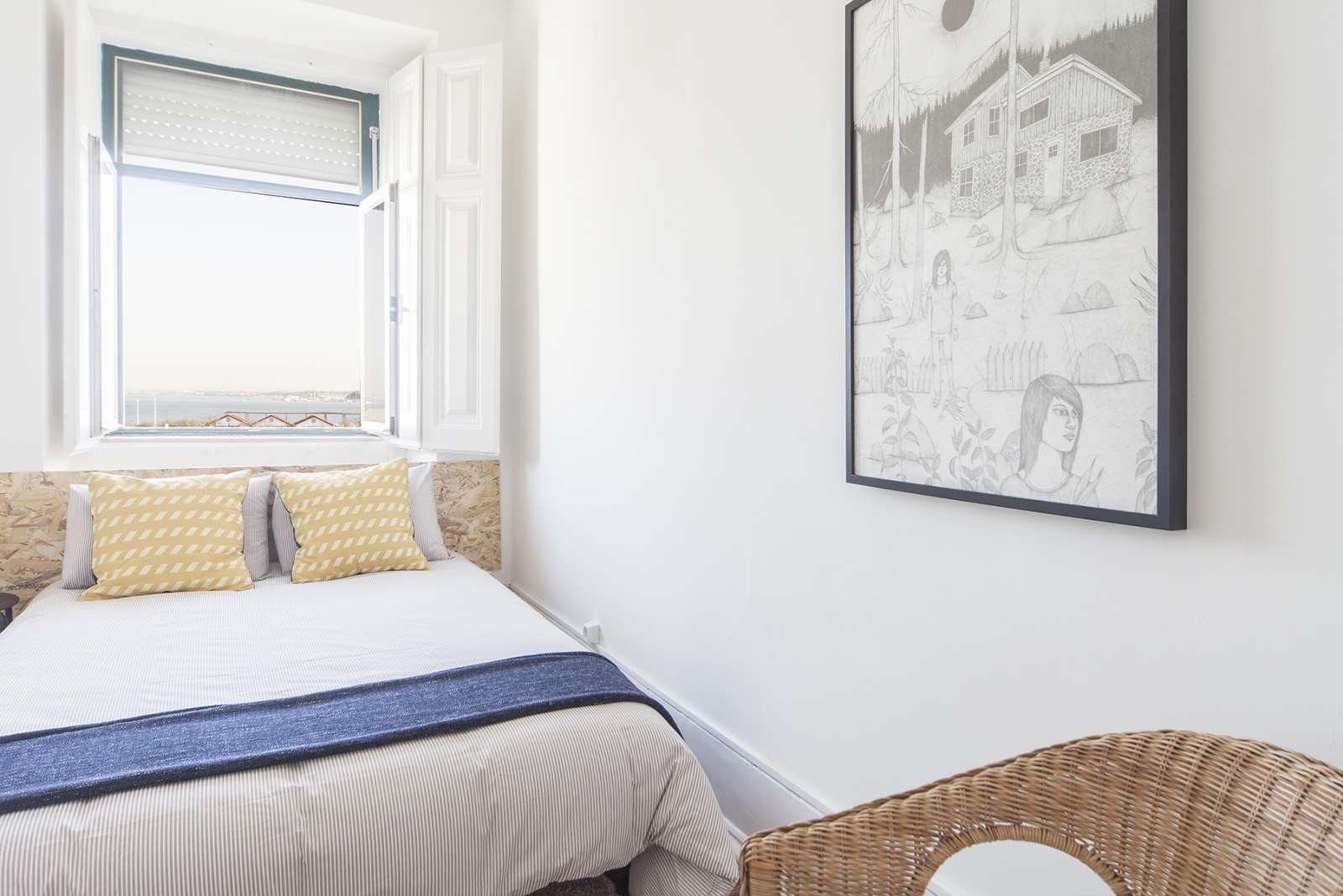 Double bed in Nice rooms for rent in 7-bedroom apartment near Nuno Álvares Garden