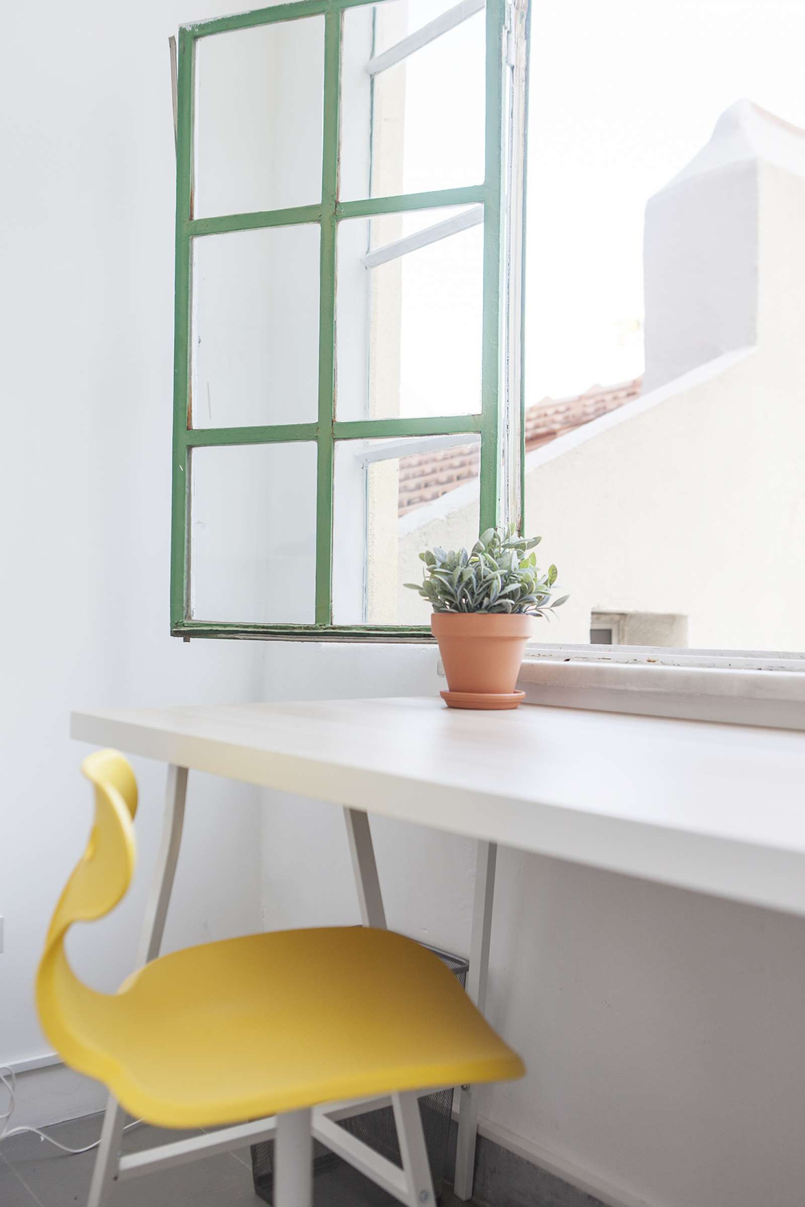 Double bed in Nice rooms for rent in 7-bedroom apartment near Nuno Álvares Garden