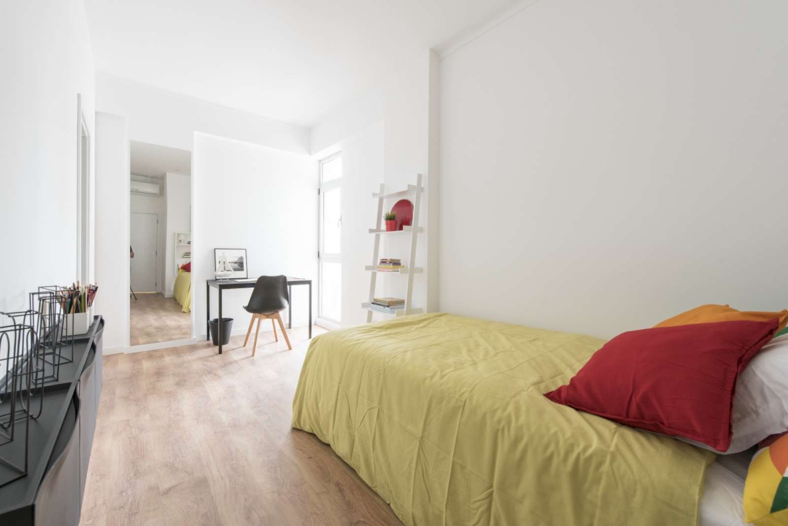 Double bed in Rooms for rent in 3-bedroom apartment near Museum of Lisbon at Pimenta Palace in Alvalade