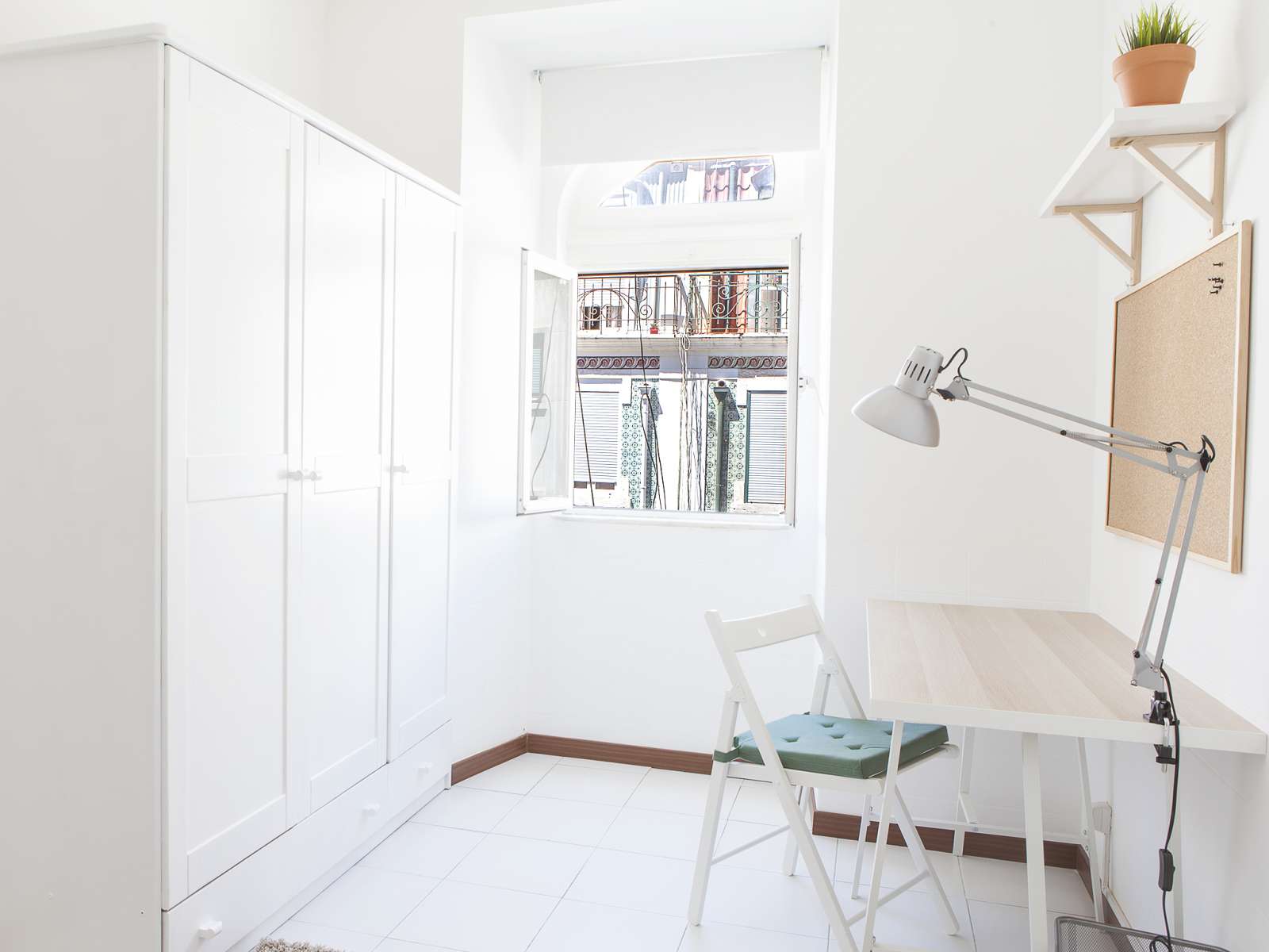 Double bed in Rooms for rent in 7-bedroom apartment in Arroios