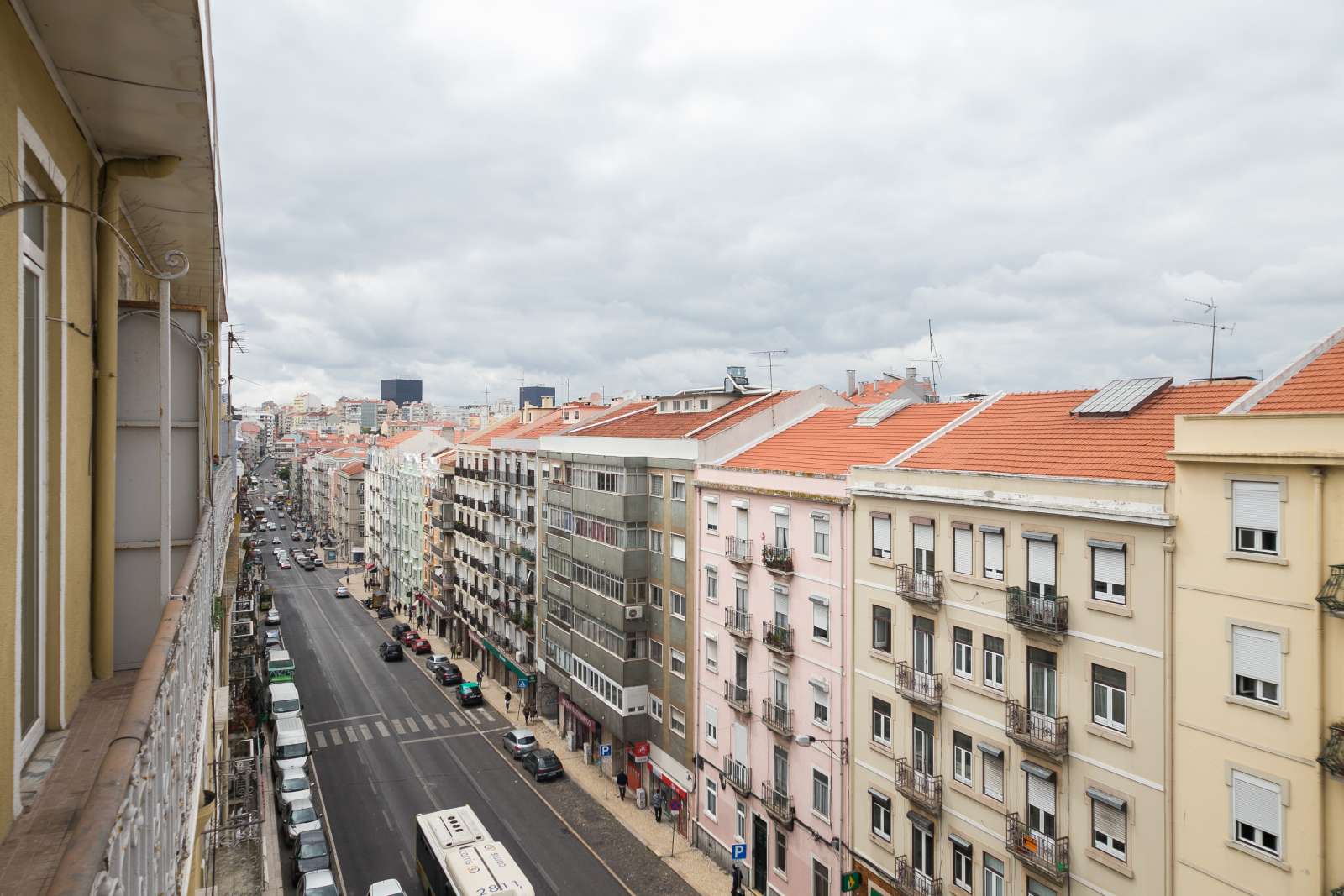 Double Bed in Rooms for rent in 6-bedroom apartment in Penha de França