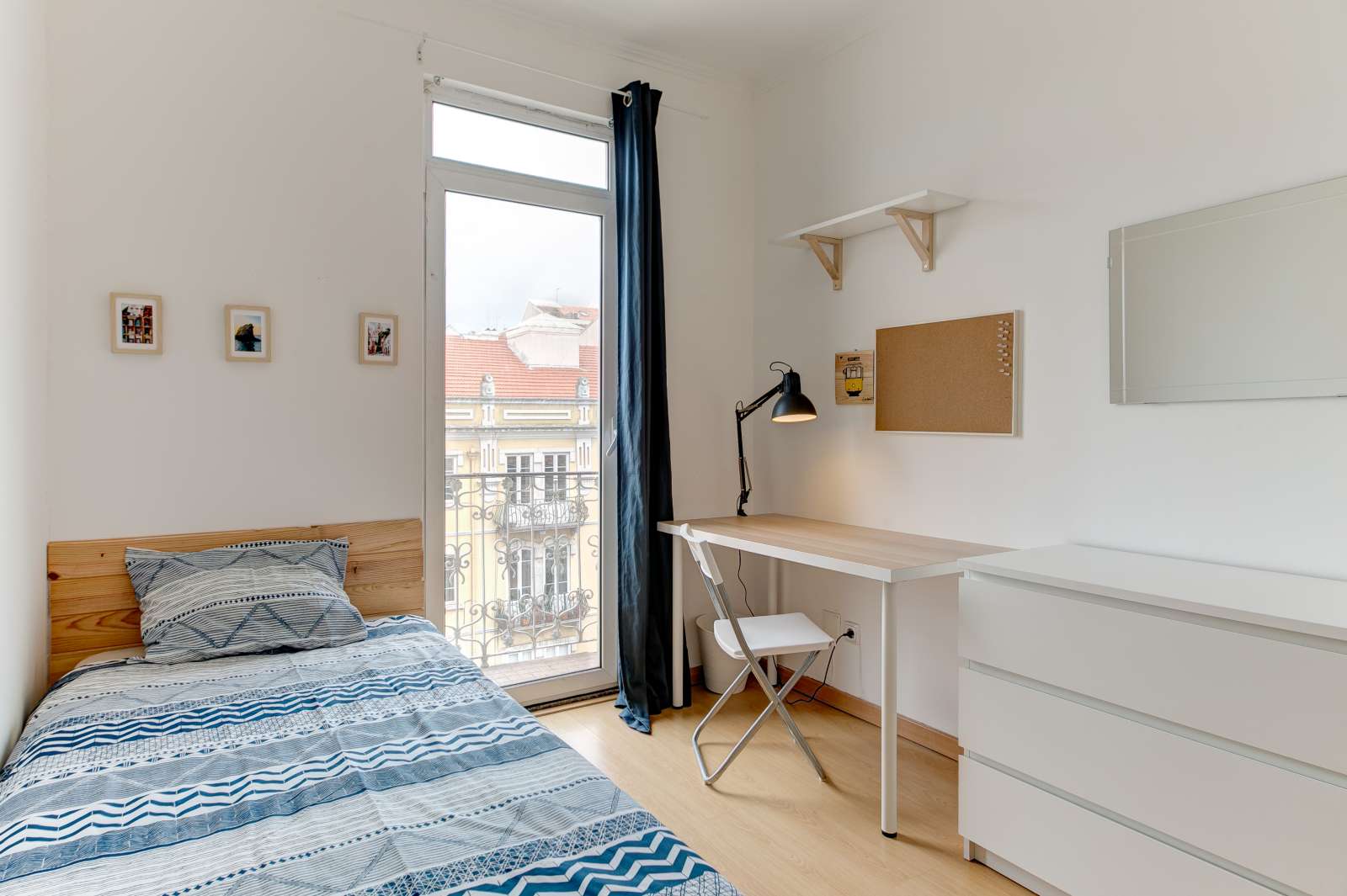 SUNNY ROOM 18 MIN TO LISBON, PORTUGAL