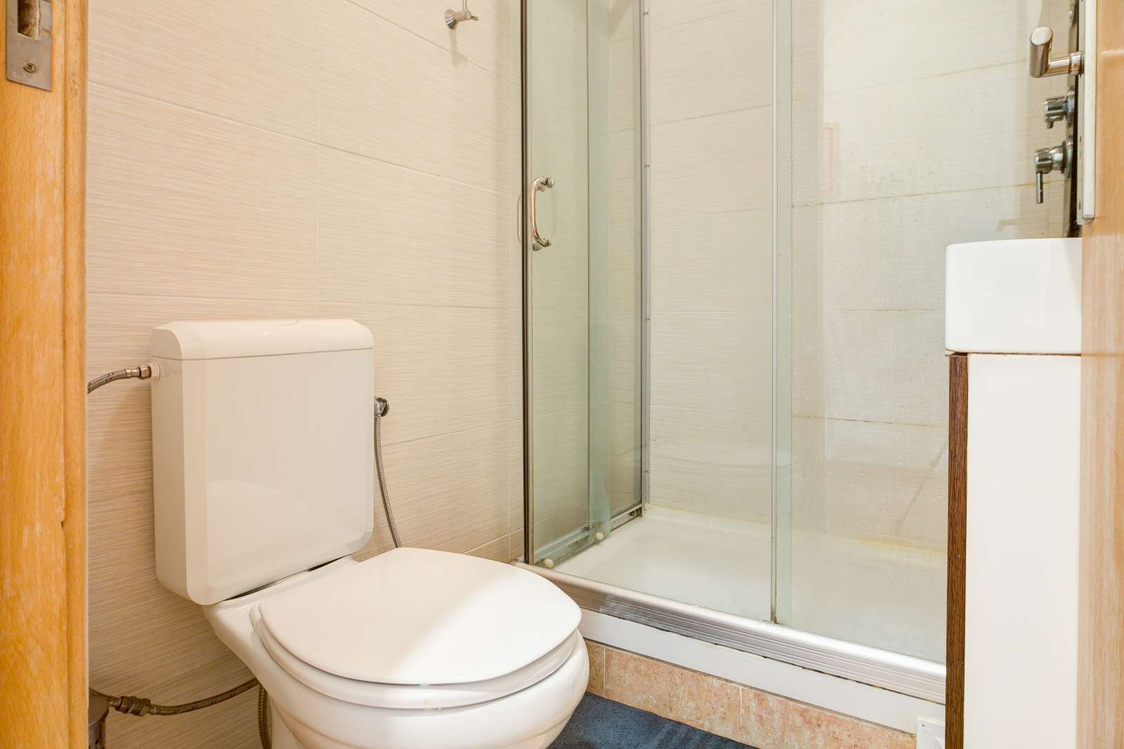 Double Bed in Rooms for rent in 6-bedroom apartment in Penha de França