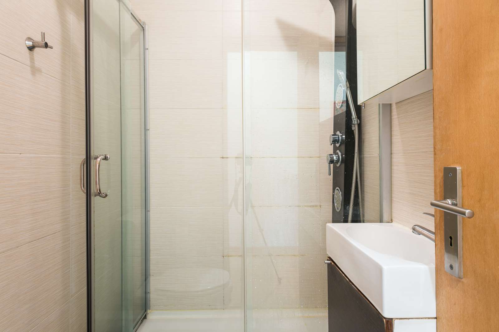 Double Bed in Rooms for rent in 6-bedroom apartment in Penha de França