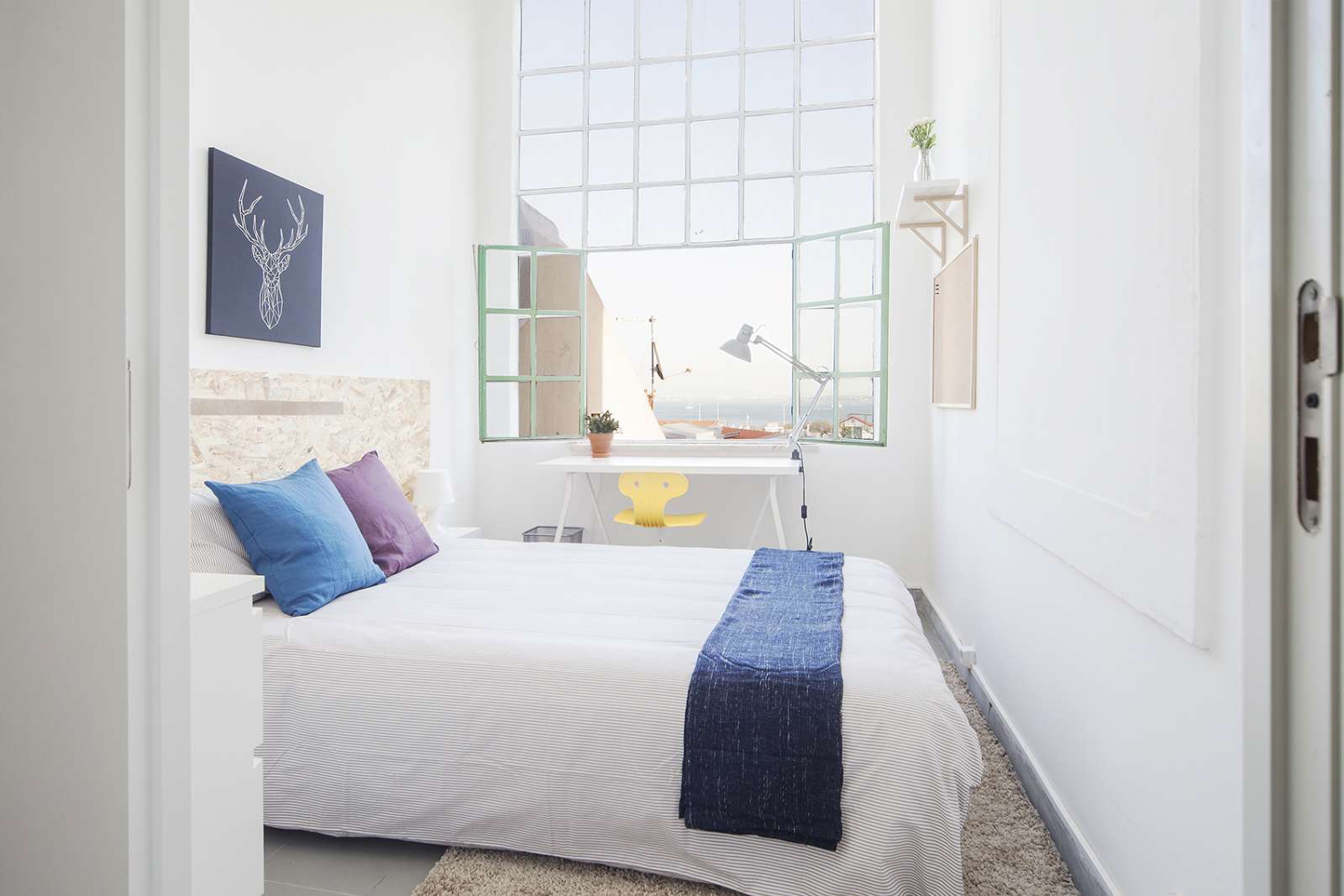 Double bed in Nice rooms for rent in 7-bedroom apartment near Nuno Álvares Garden