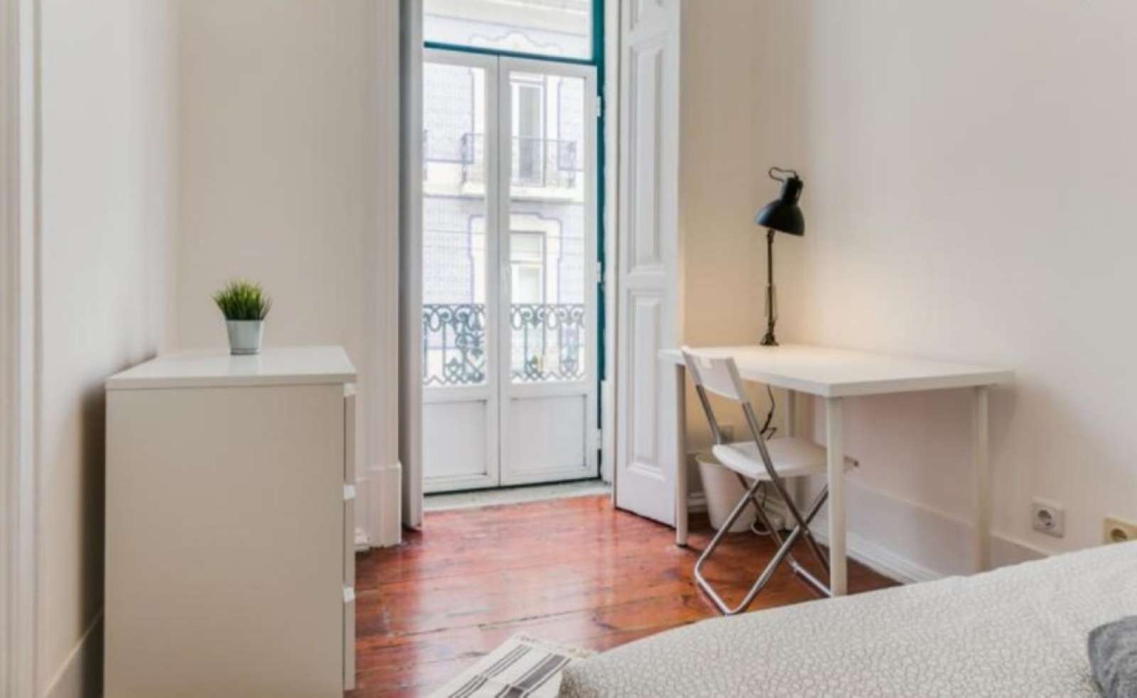 Double bed in Rooms for rent in 8-bedroom apartment near universities in Misericórdia