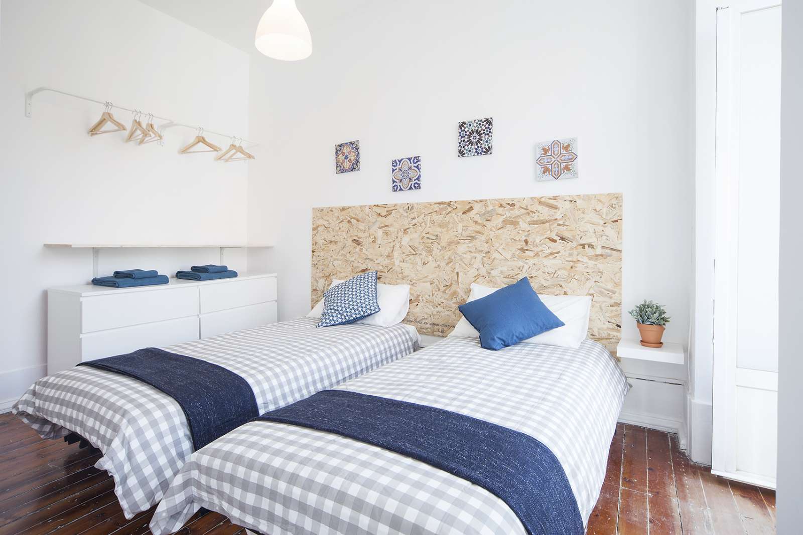 Twin Beds in Nice rooms for rent in 7-bedroom apartment near Nuno Álvares Garden