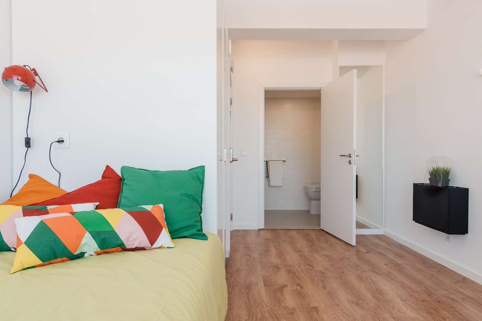 Double bed in Rooms for rent in student residence near ISCTE Lisbon University Institute in Alvalade