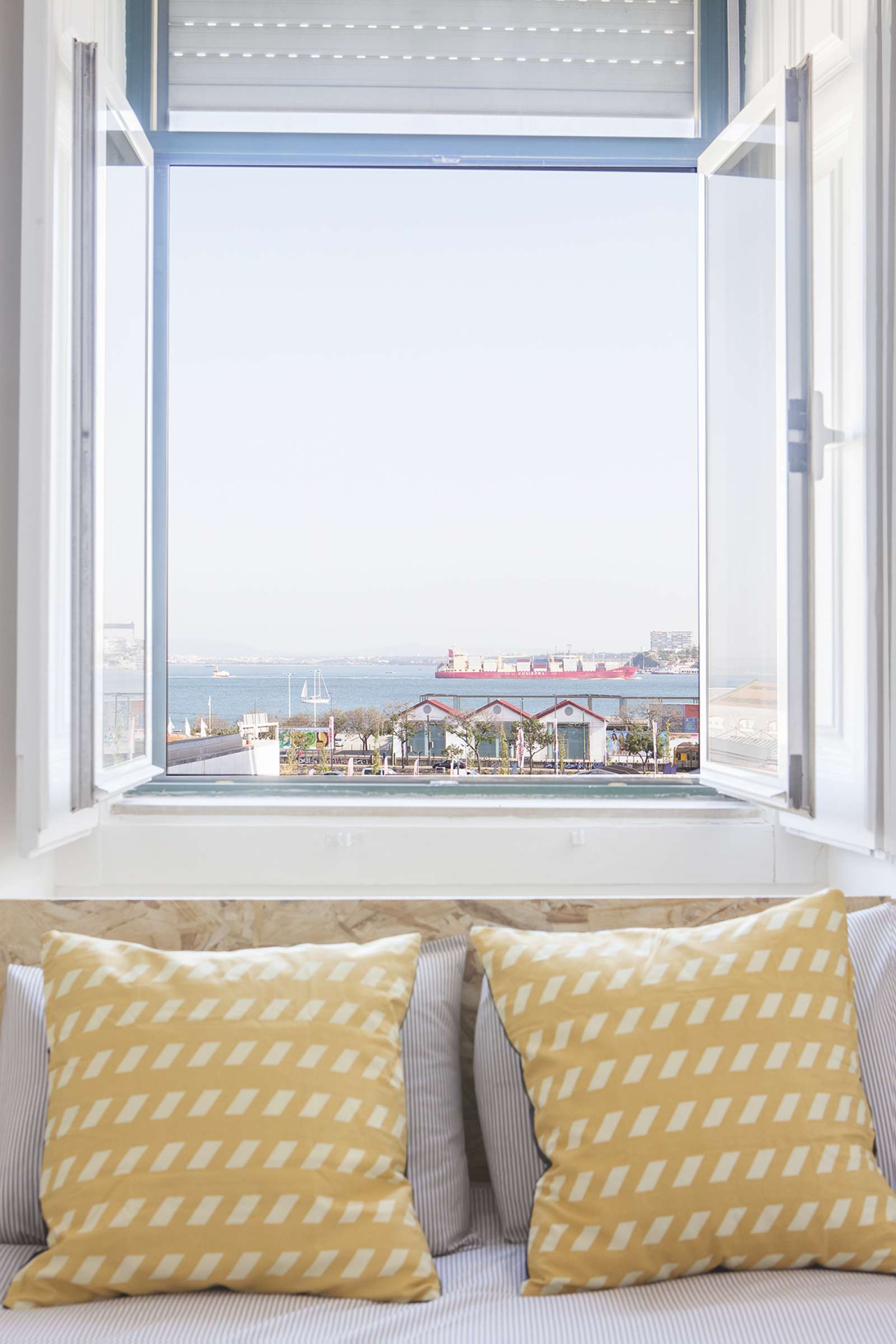 Double bed in Nice rooms for rent in 7-bedroom apartment near Nuno Álvares Garden