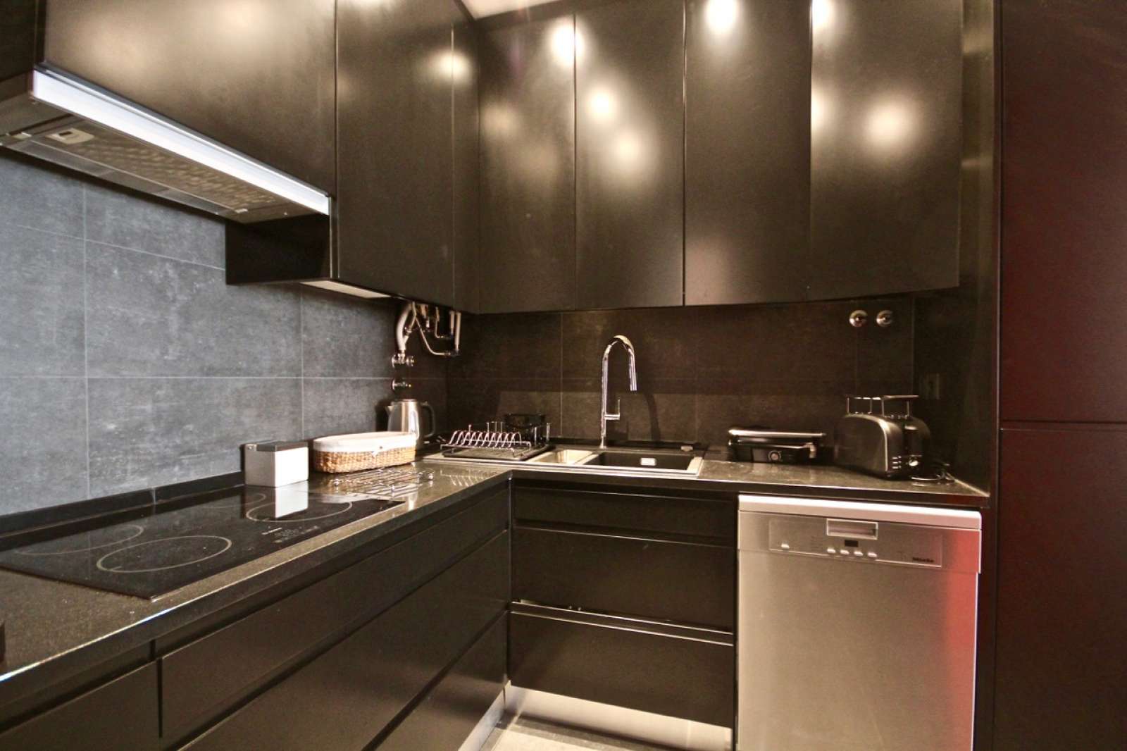 Chic 3-bedroom apartment for rent in Campolide