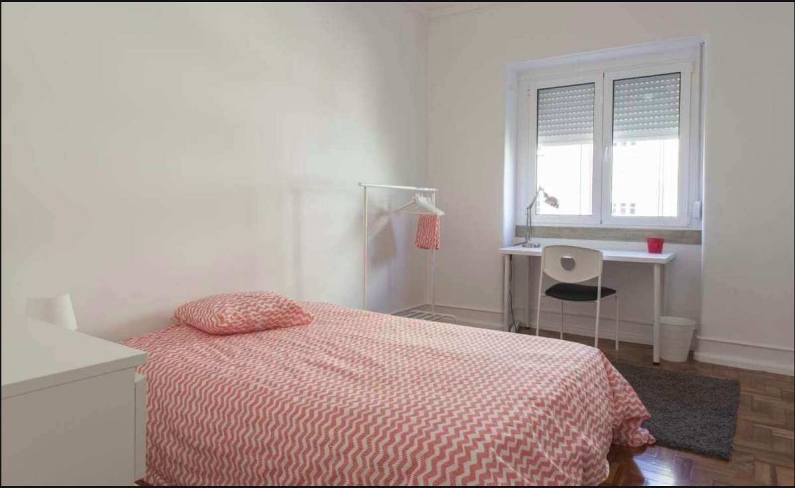 Double Bed in Rooms for rent in 5-bedroom apartment in Areeiro