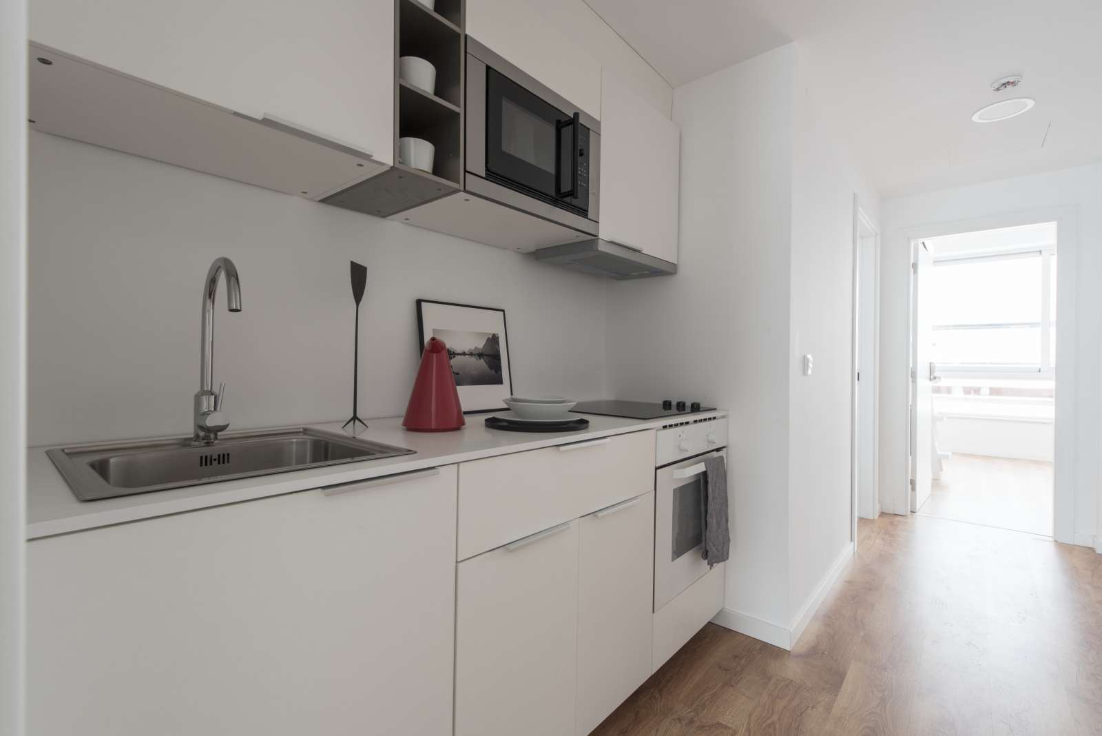 Double bed in En-suite rooms for rent in large residence in Alvalade