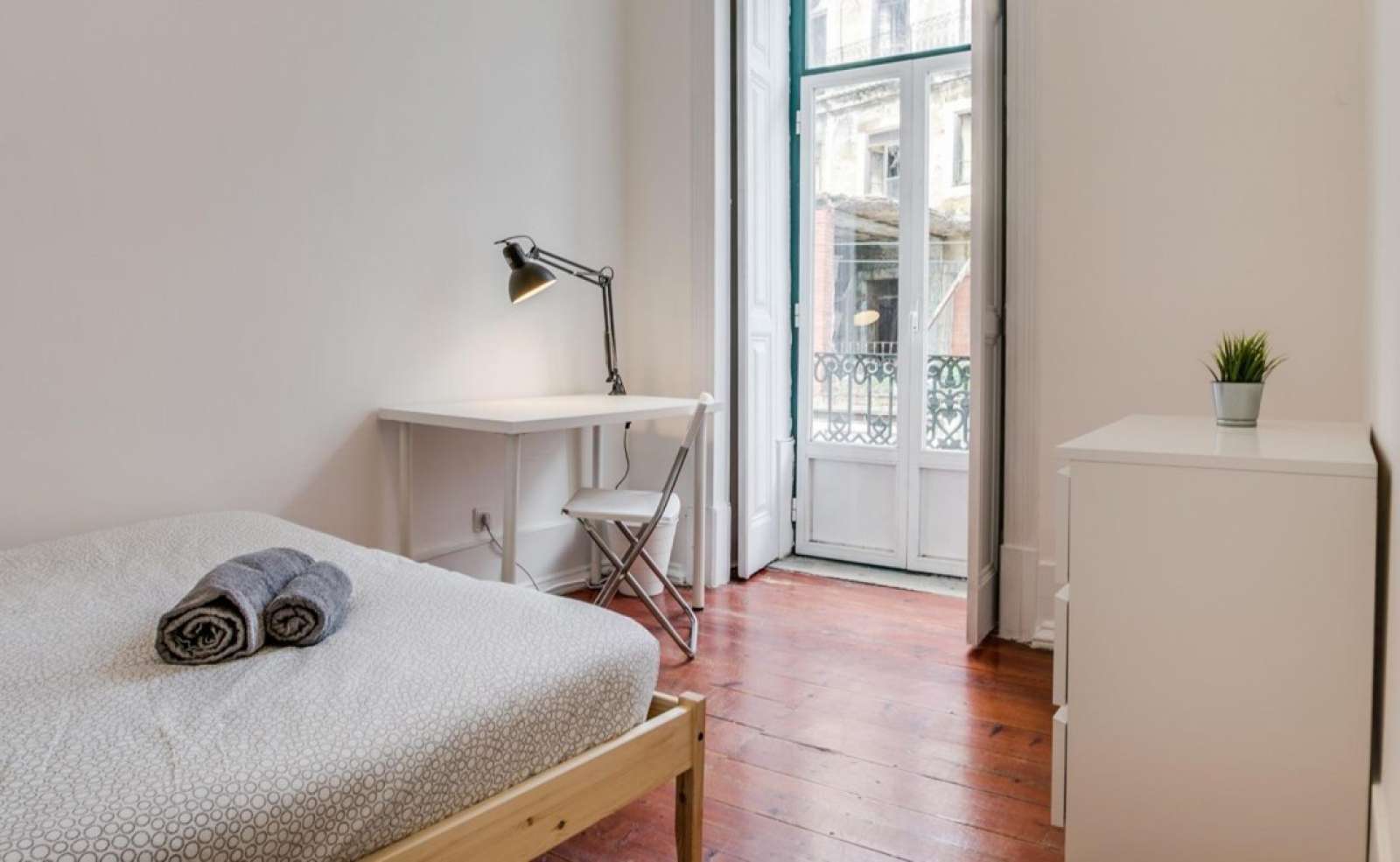 Double bed in Rooms for rent in 8-bedroom apartment near universities in Misericórdia