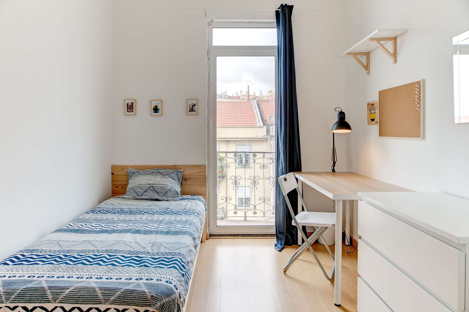 Double Bed in Rooms for rent in 6-bedroom apartment in Penha de França