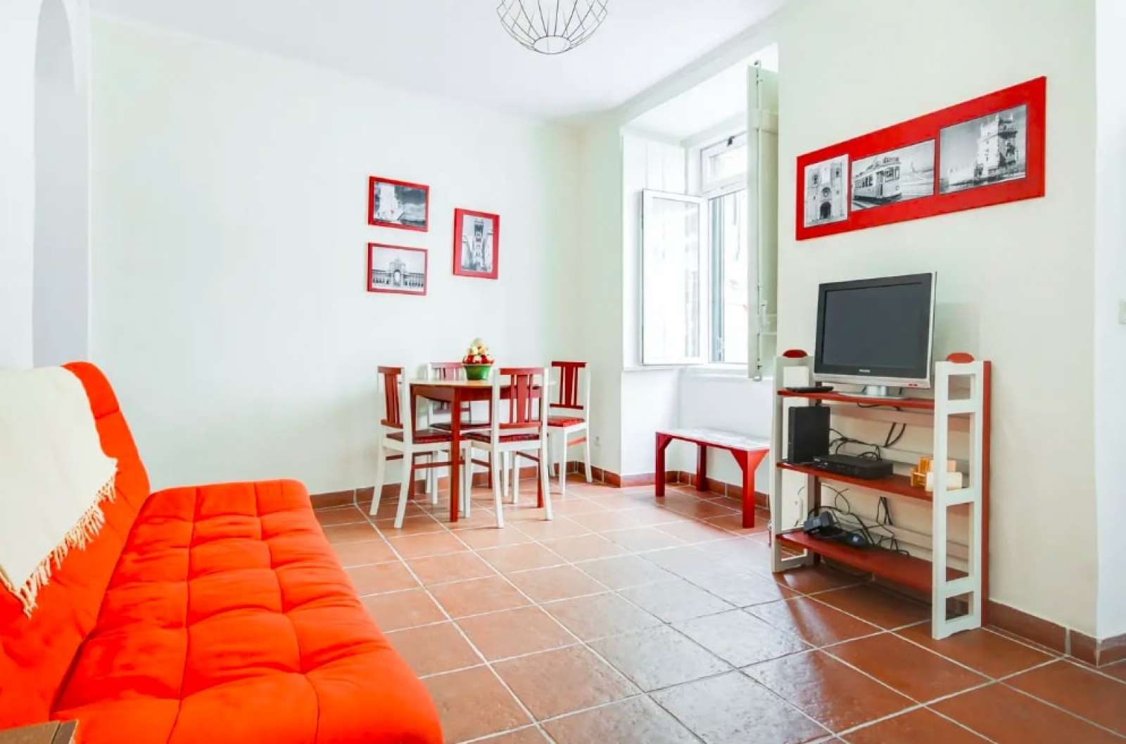 Colorful 2-bedroom apartment for rent near Teatro Taborda in Mouraria