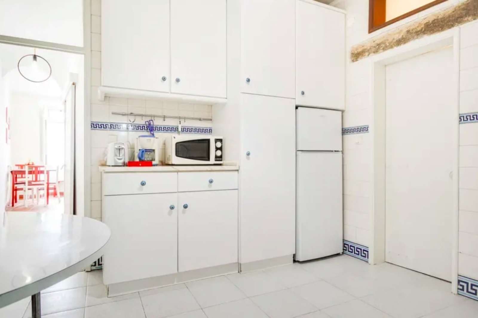 Colorful 2-bedroom apartment for rent near Teatro Taborda in Mouraria