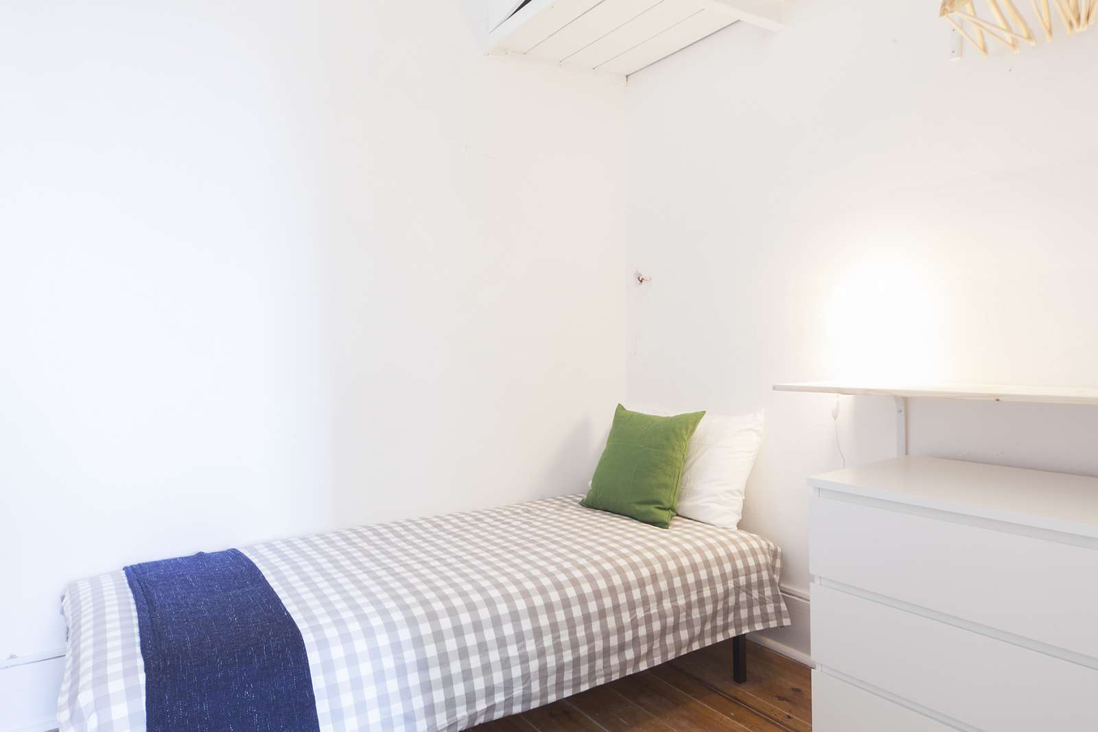 Single Bed in Nice rooms for rent in 7-bedroom apartment near Nuno Álvares Garden