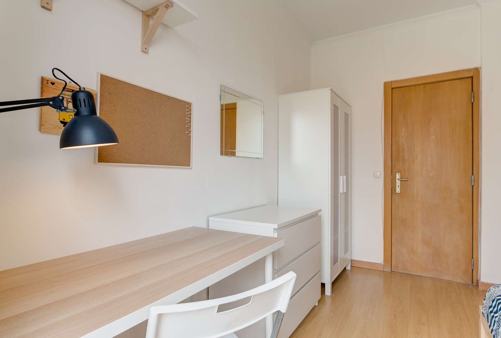 Double bed in Rooms for rent in 8-bedroom apartment near universities in Misericórdia