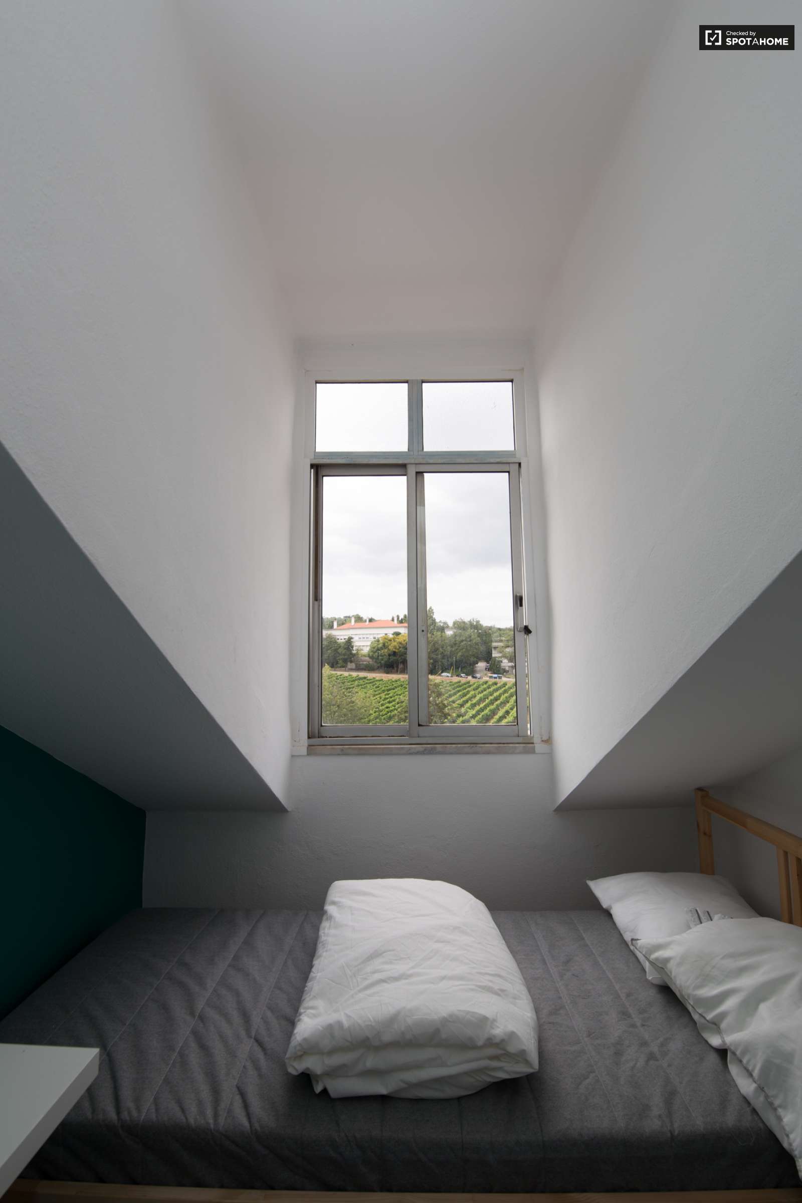 Single Bed in Rooms for rent in 6-bedroom apartment in Alcântara