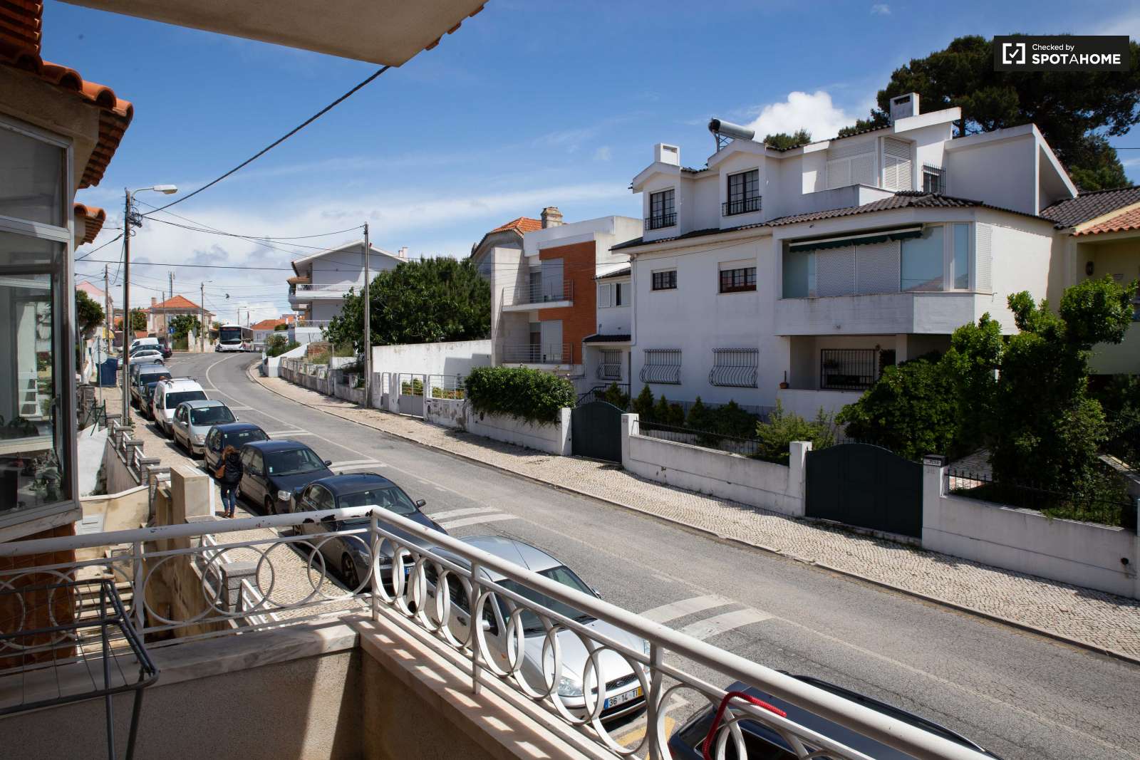 Double bed in Rooms for rent in charming 5-bedroom house in Estoril