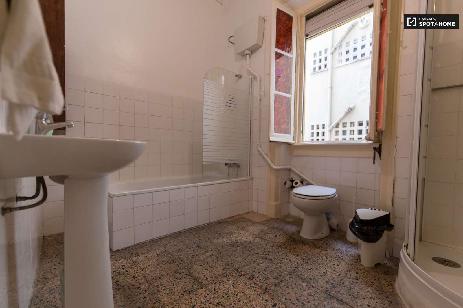 Single Bed in Modern rooms for rent in 6-bedroom apartment in Avenidas Novas