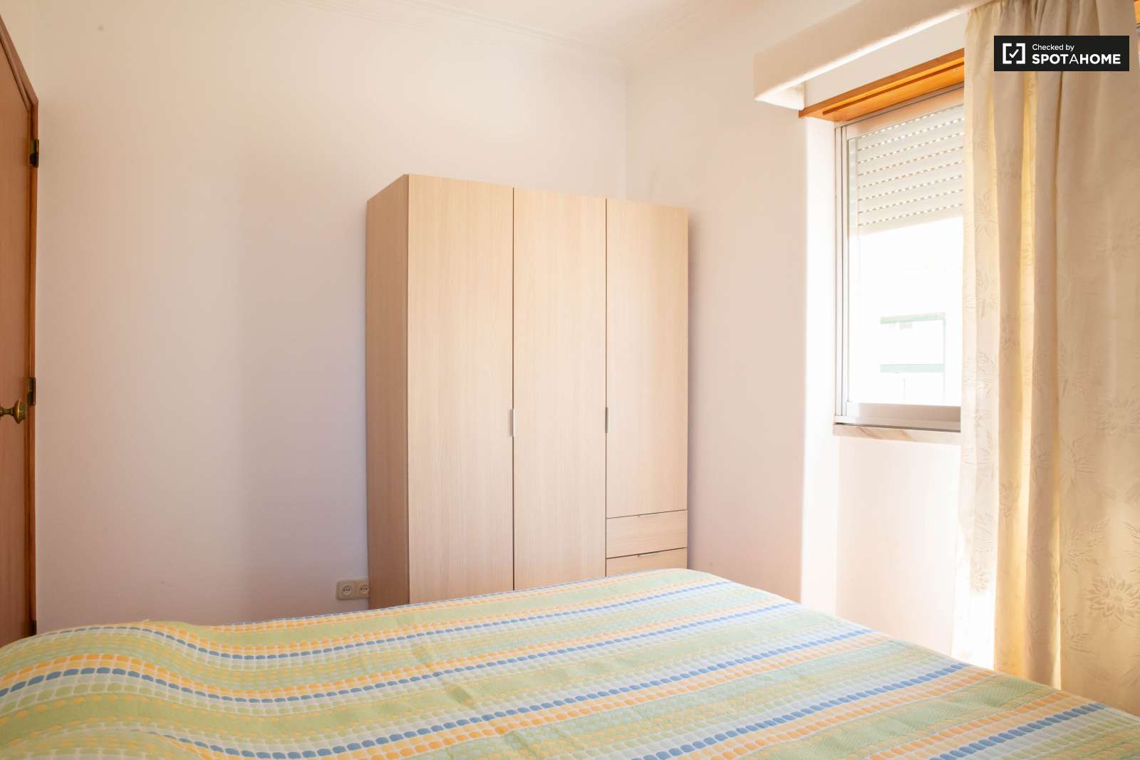 Double bed in Rooms for rent in charming 5-bedroom house in Estoril