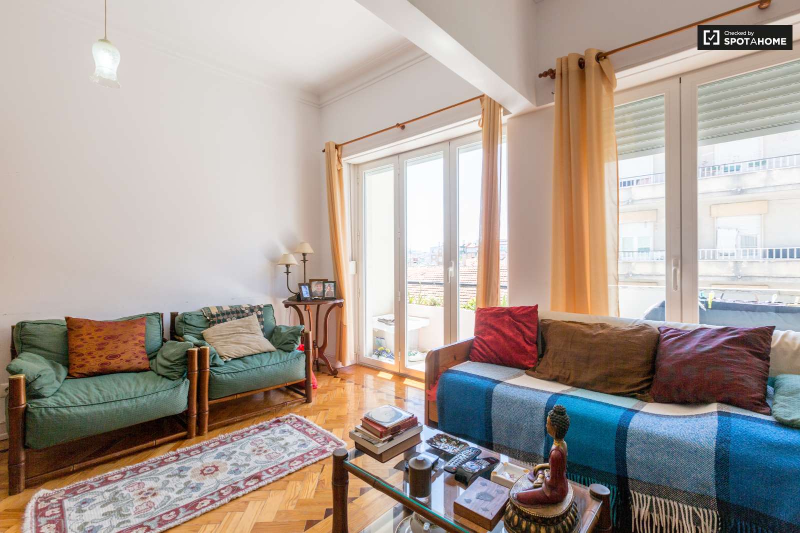 Quarto grande, com muita luz natural e uma varanda fechada. A 15 minutos do Maquês de Pombal em autocarro.