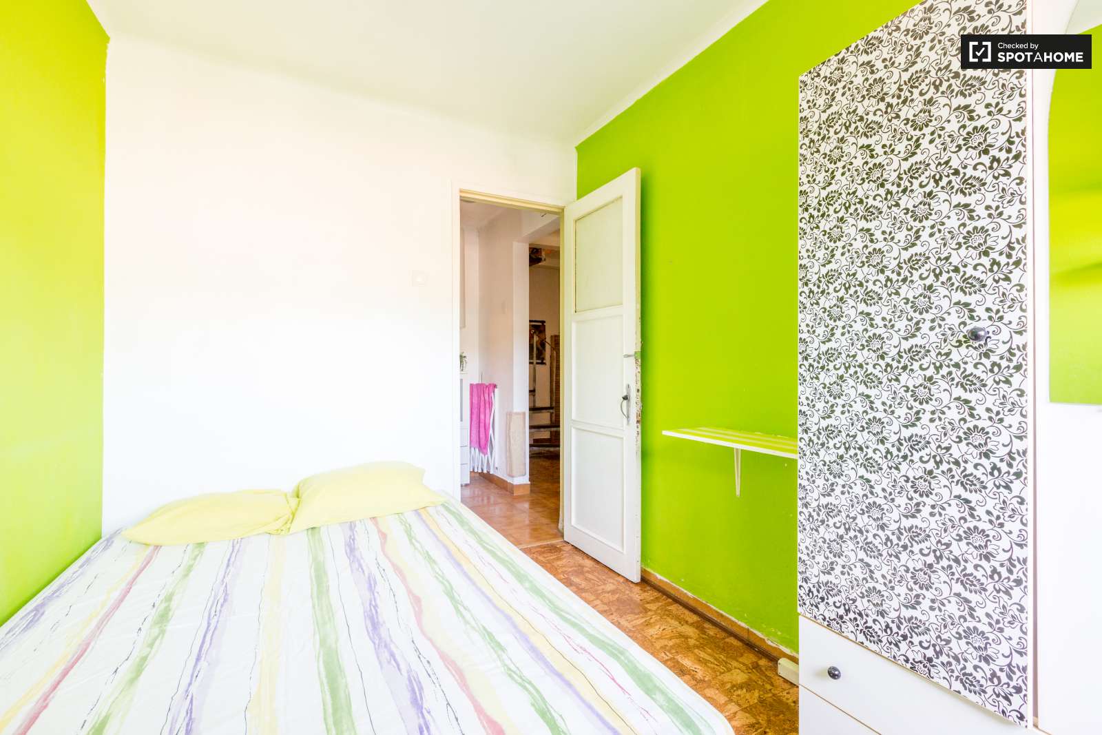 Double bed in Charming rooms for rent in lovely 3-bedroom flatshare in Beato