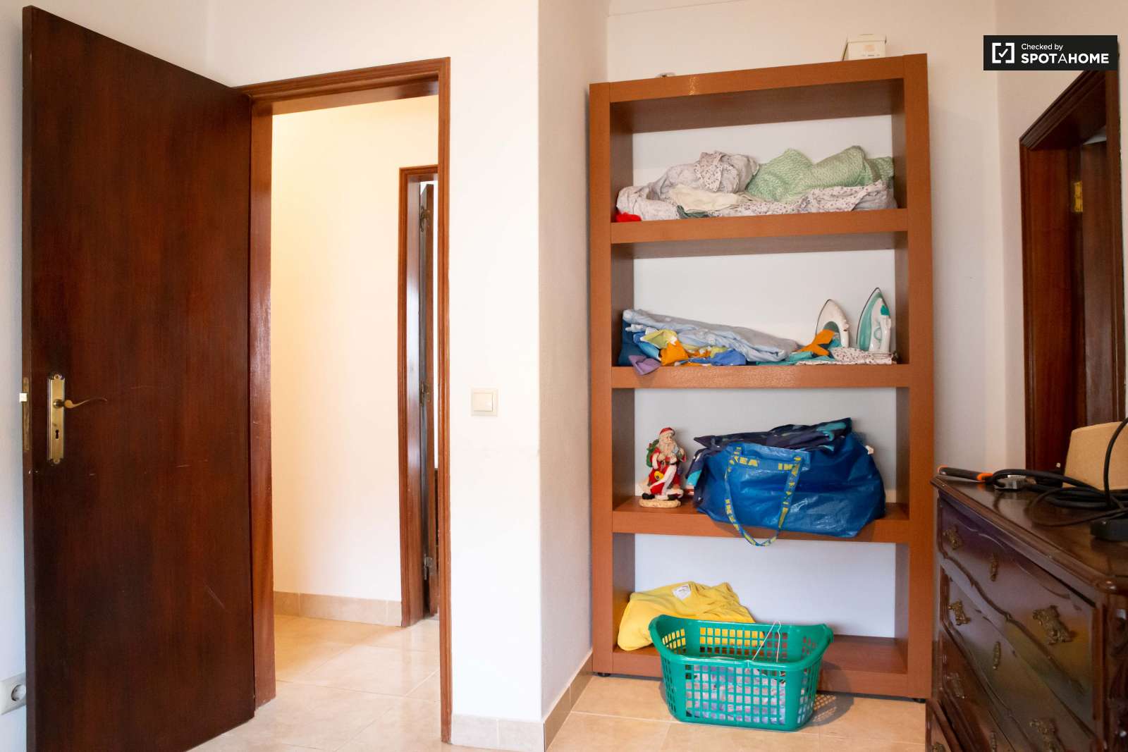 Double bed in Spacious rooms for rent in 5-bedroom house in Sao Domingos de Rana