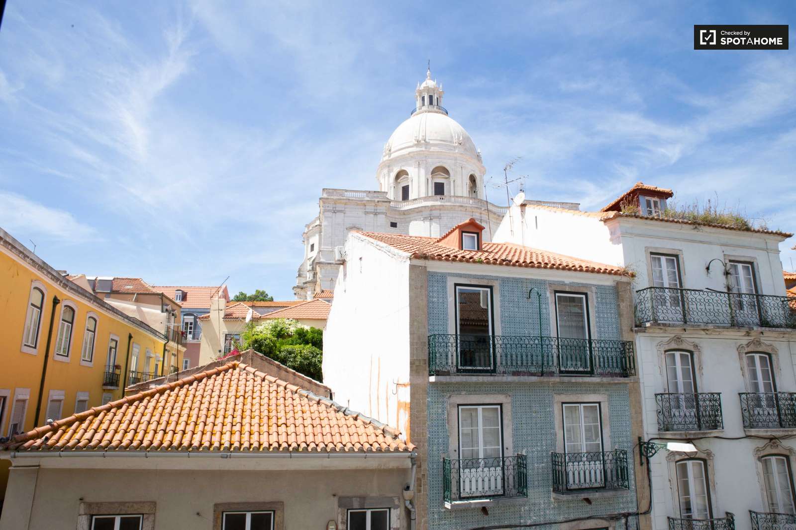 Renovated 3-bedroom apartment for rent in Graça e São Vicente