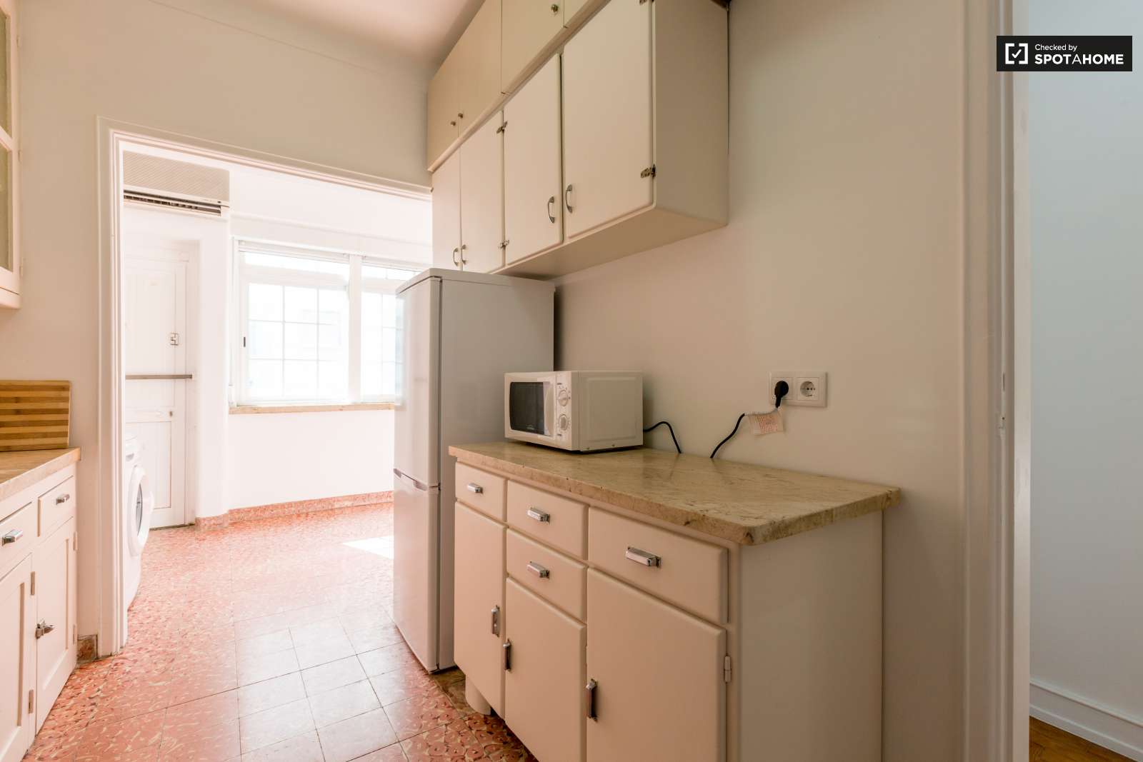 ROOM NEXT TO THE BEACH, CAPARICA, LISBON