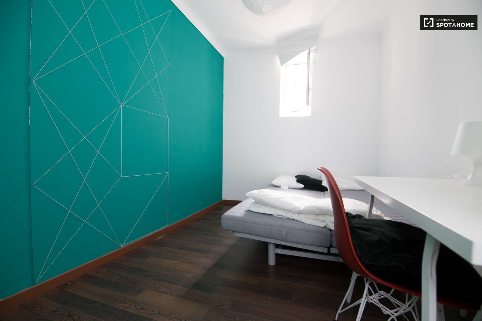 Single Bed in Rooms for rent in 6-bedroom apartment in Alcântara