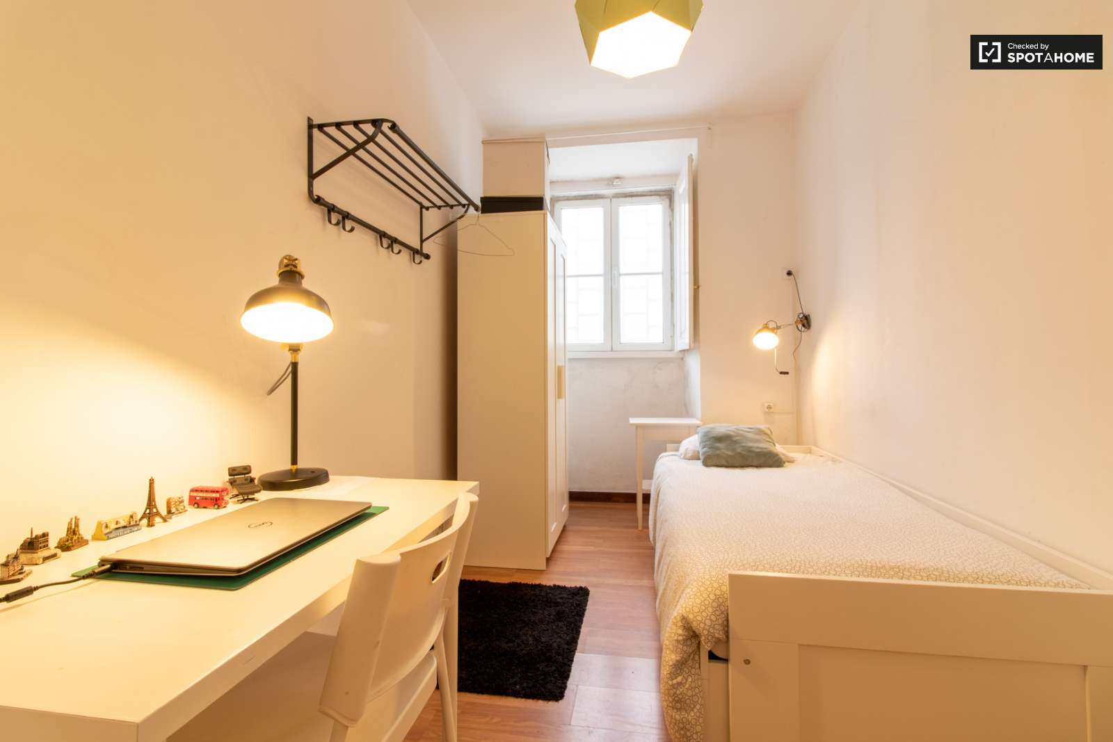 Double bed in Spacious rooms for rent in 6-bedroom apartment in Arroios