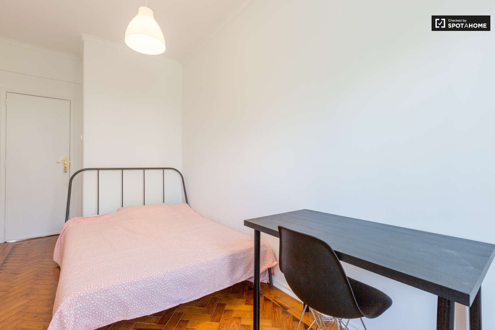 Large and Sunny Room For Rent In Belém Near Center of Lisbon