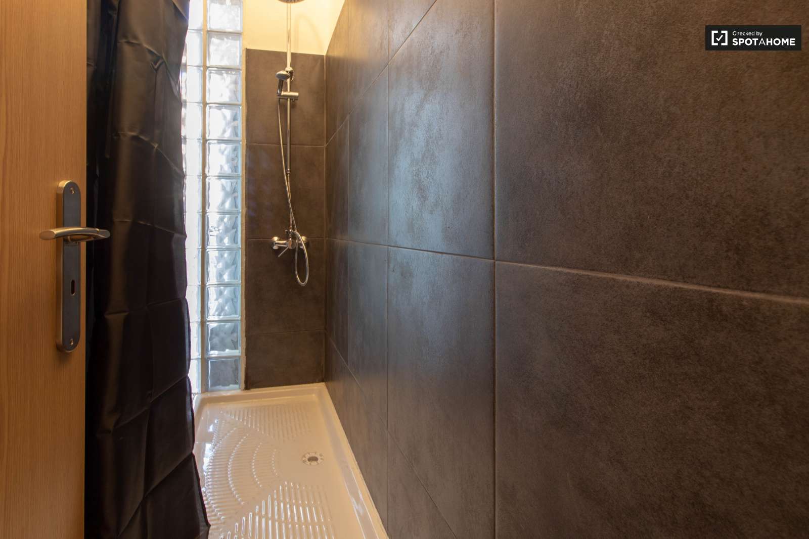 Single Bed in Rooms to rent in 8-bedroom apartment near Instituto Superior Técnico in Arroios