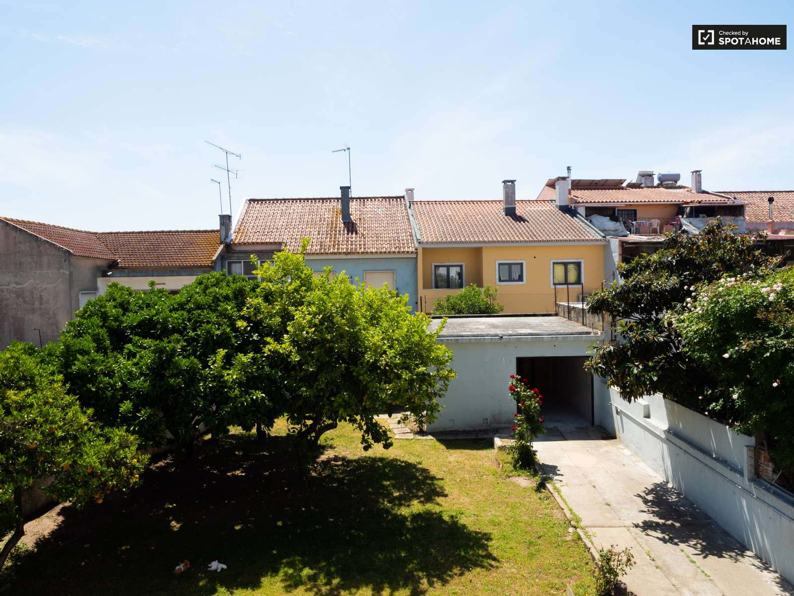 Single Bed in Rooms for rent in spacious 4-bedroom apartment in Corroios