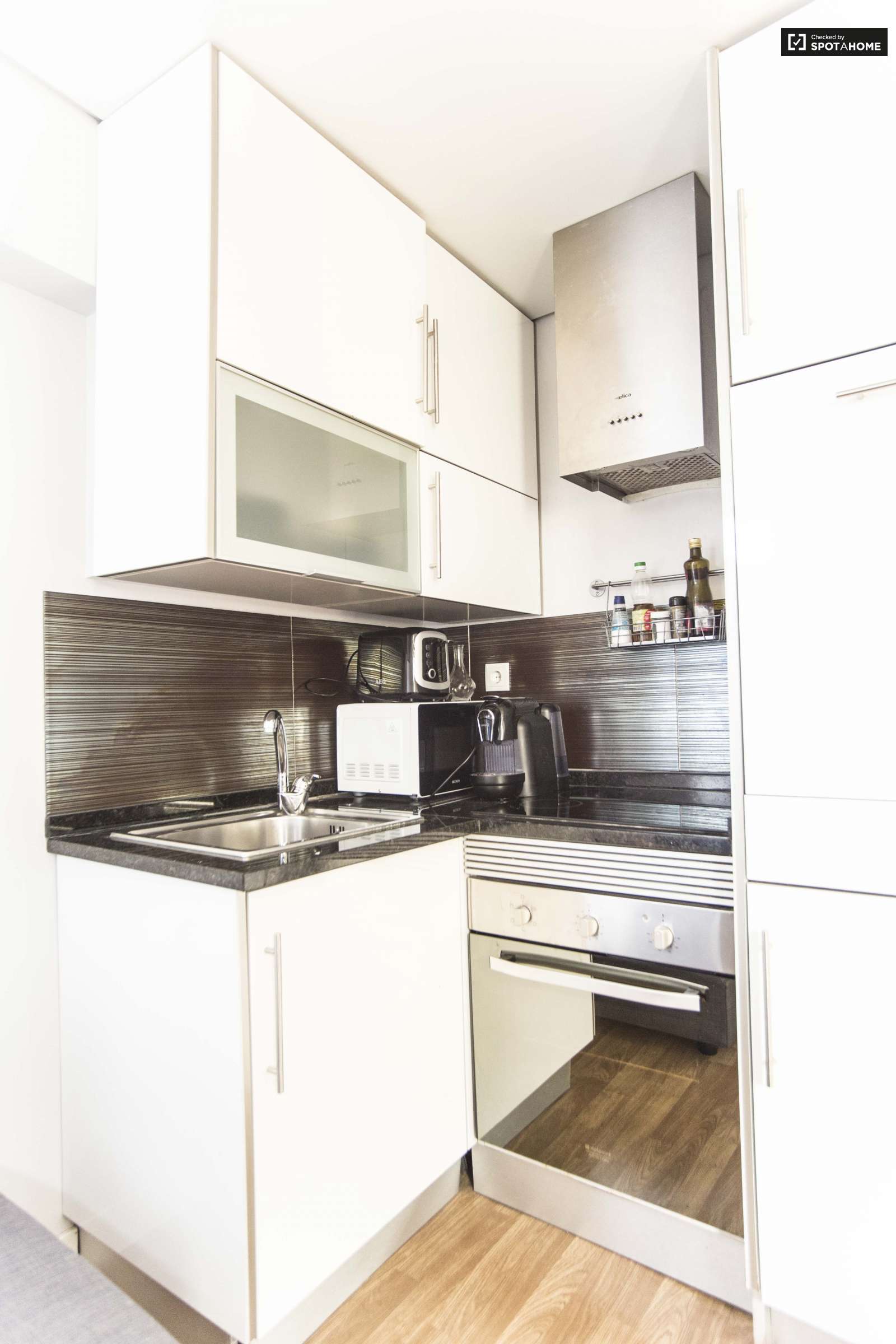 Well-furnished 1-bedroom apartment for rent in Estrela