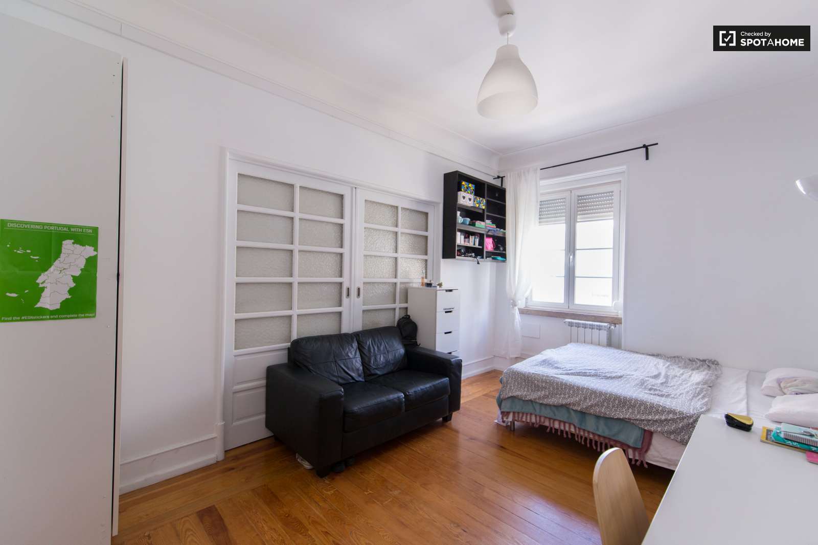 Double bed in Rooms to rent in large 6-bedorom apartment, Areeiro